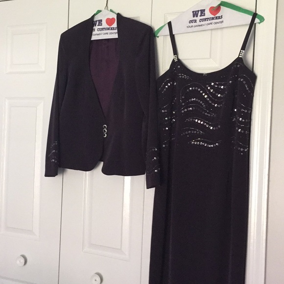 Formal beaded gown with jacket. - Picture 3 of 4